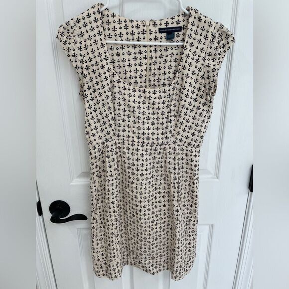 French Connection Dresses & Skirts - French Connection Beige Geometric Scoop Neck Babydoll Dress Women’s Size 6